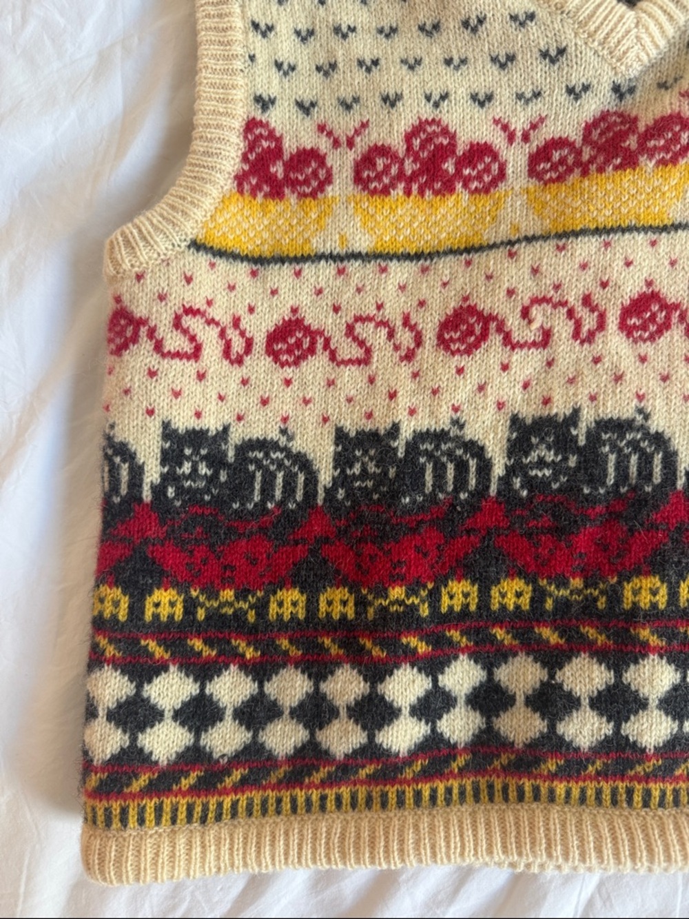 Vintage 100% Shetland Wool Sweater Vest with Cats, size S - Picture 3 of 5